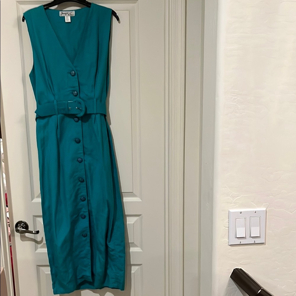 Green V-Neck Sleeveless Buttoned Midi Dress - Picture 2 of 7